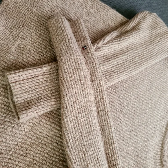 (Pre-loved) Tommy Hilifger Wool Turtleneck Sweater - Picture 7 of 9